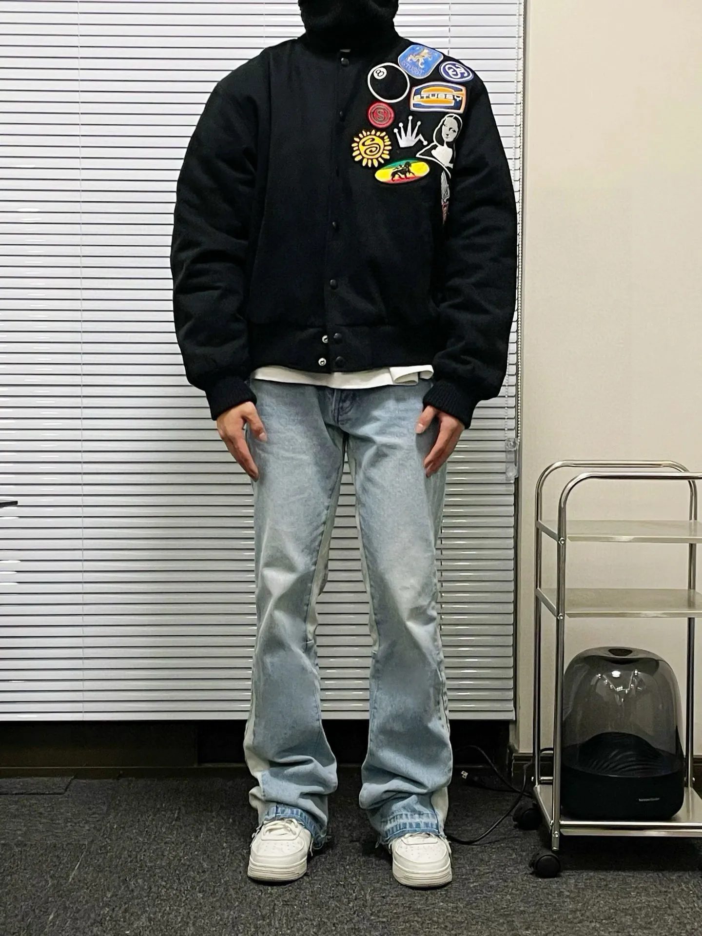 -Size upper body P246#G11 GALLERY DEPT. Denim bell-bottoms, washed and distressed spliced ​​jeans. GALLERY is attracted by these bell-bottoms. Whether it is a reset of Carhartt or Levis, it creates a strong brand style. Since these pants are modified from rare vintage, the production capacity is limited. Therefore, after many icons wore them, these pants were once hard to find. Later, perhaps due to the improvement of GD's business in the past two years and the expansion of production lines, the brand itself lowered the price, so I can't wait any longer for these pants this year and will definitely buy them. During the process of the denim washing plant, the owner of the washing plant helped introduce a boss who had worked for Levi's foundry and started his own business. This also paved the way for the following styles. Therefore, Levi's remodeled single product for the base plate is really familiar. Whether it is the fabrics supplied or the lathes used in production, there is nothing to choose from. -Color: blue -Size: S-XXL (corresponding to 28-36)